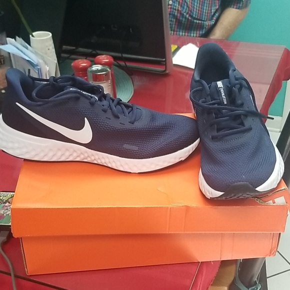 nike revolution navy